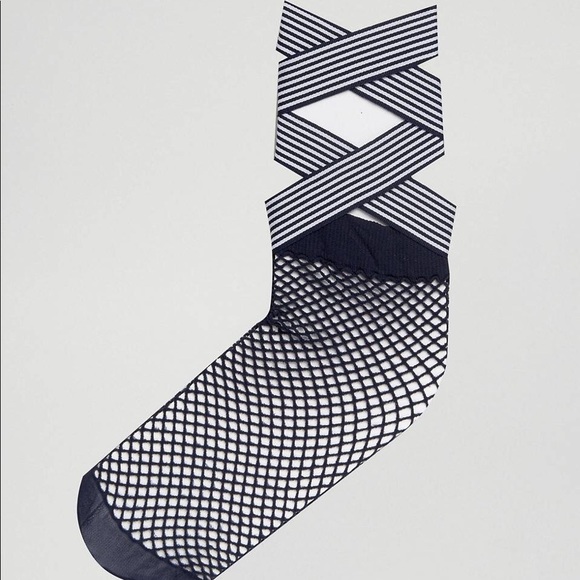 NWT navy fishnet socks with bow details - Picture 2 of 3